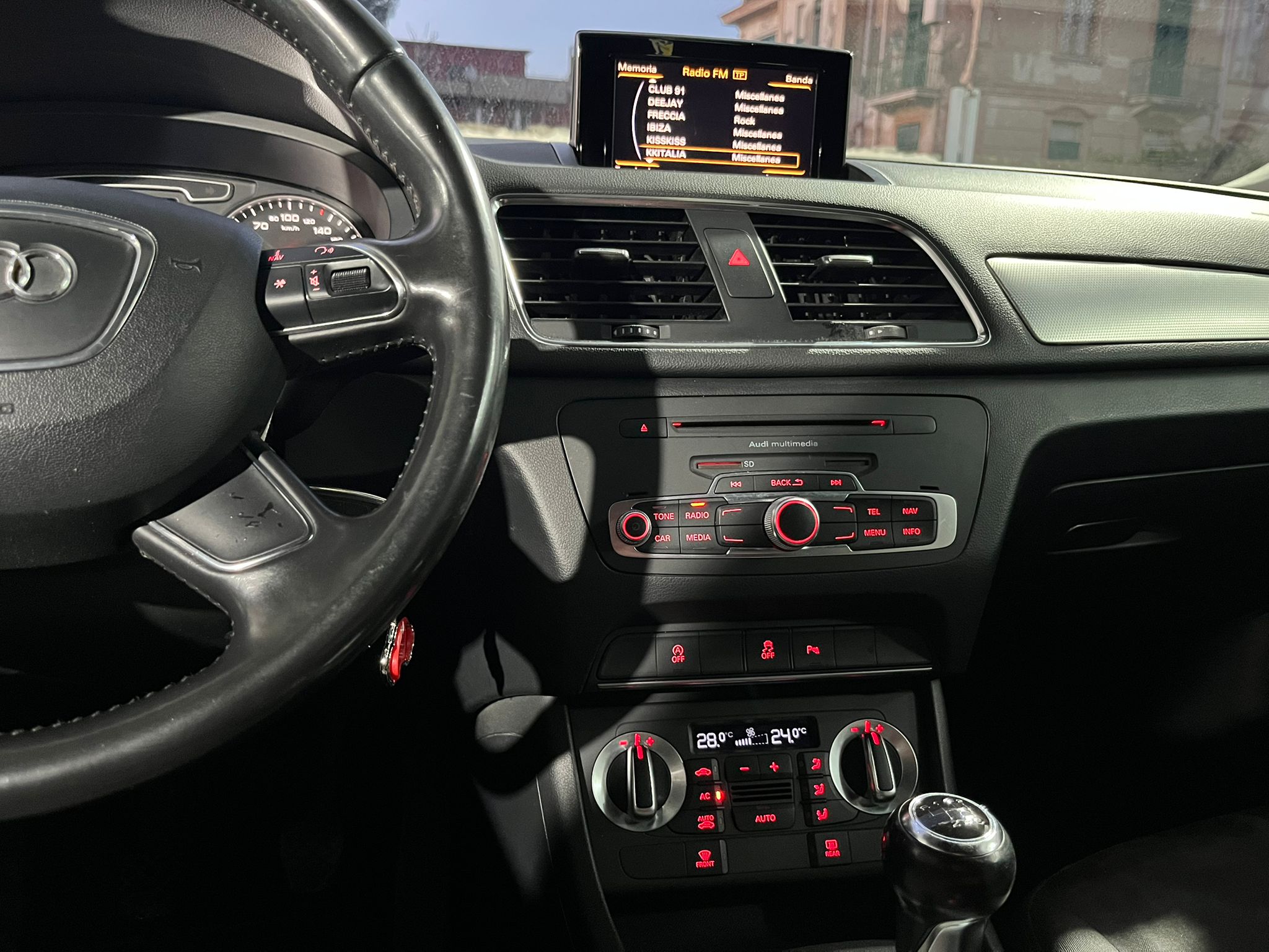 Audi Q3 2.0 TDI S-Line - Immagine 10
