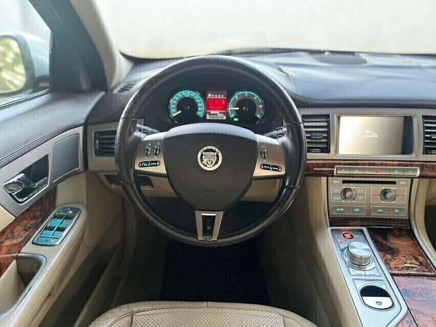 Jaguar  XF  2.7D Premium Luxury automatica - Immagine 15